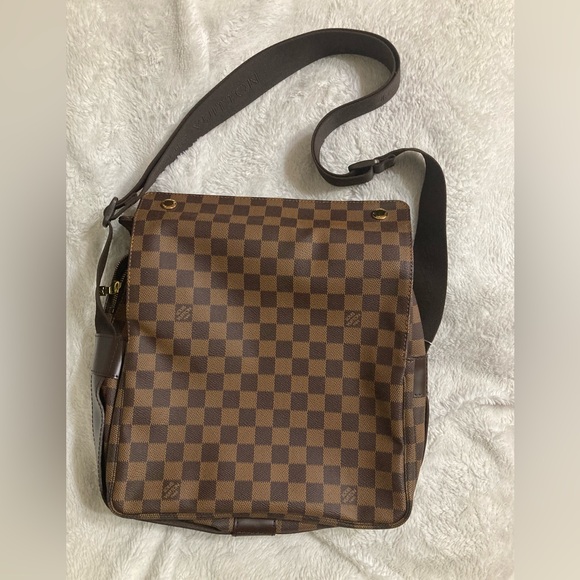 SOLD! Authentic Louis Vuitton
Damier Ebene Naviglio Messenger - Picture 3 of 17